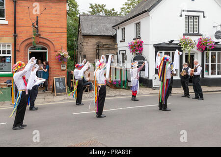 Sonntag, 12. August 2018 - Die alte Tradition der Lymm Rushbearing wurde nach einer Abwesenheit von zwei Jahren wiederbelebt. Lymm Morris Tänzerinnen durin Stockfoto