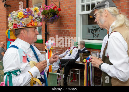 Sonntag, 12. August 2018 - Die alte Tradition der Lymm Rushbearing wurde nach einer Abwesenheit von zwei Jahren wiederbelebt. Lymm Morris Tänzerinnen durin Stockfoto