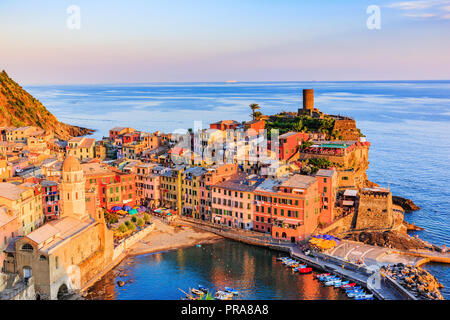 Vernazza Dorf bei Sonnenuntergang. Der Nationalpark der Cinque Terre, Ligurien Italien. Stockfoto