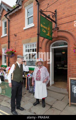 Sonntag, 12. August 2018 - Die alte Tradition der Lymm Rushbearing wurde nach einer Abwesenheit von zwei Jahren wiederbelebt. Lymm Morris Tänzerinnen durin Stockfoto