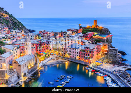 Vernazza Dorf in der Dämmerung. Der Nationalpark der Cinque Terre, Ligurien Italien Stockfoto