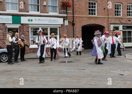 Sonntag, 12. August 2018 - Die alte Tradition der Lymm Rushbearing wurde nach einer Abwesenheit von zwei Jahren wiederbelebt. Lymm Morris Tänzerinnen durin Stockfoto