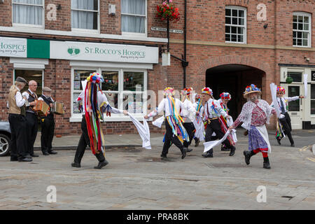 Sonntag, 12. August 2018 - Die alte Tradition der Lymm Rushbearing wurde nach einer Abwesenheit von zwei Jahren wiederbelebt. Lymm Morris Tänzerinnen durin Stockfoto