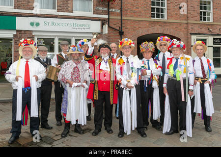 Sonntag, 12. August 2018 - Die alte Tradition der Lymm Rushbearing wurde nach einer Abwesenheit von zwei Jahren wiederbelebt. Lymm Morris Tänzerinnen durin Stockfoto