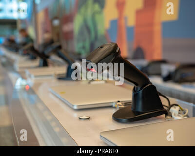 Reihe von Infrarot Scanner und Computer bei einer Registrierung Schreibtisch sitzen Stockfoto