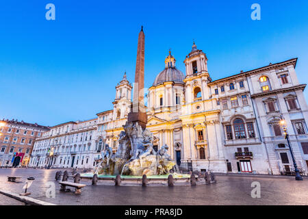 Rom, Italien. Der Brunnen der vier Flüsse mit ägyptischer Obelisk bei Dämmerung, Piazza Navona. Stockfoto