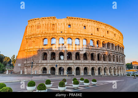 Rom, Italien. Das Kolosseum oder Kolosseum bei Sonnenaufgang. Stockfoto