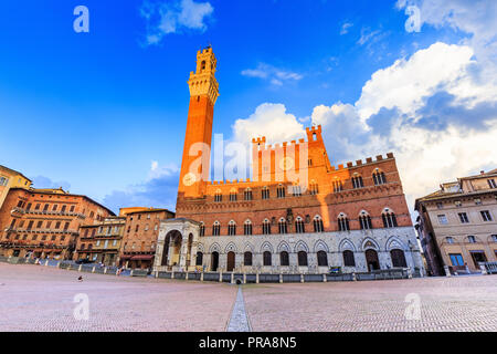 Siena, Italien. Palazzo Publico, Piazza del Campo bei Sonnenuntergang. Stockfoto