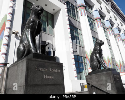 Ein Blick auf die schwarzen Katzen, die auf der Hut vor der Greater London Haus früher der Carreras Zigarettenfabrik eine große Art-Deco-Gebäude in Camden London Stockfoto