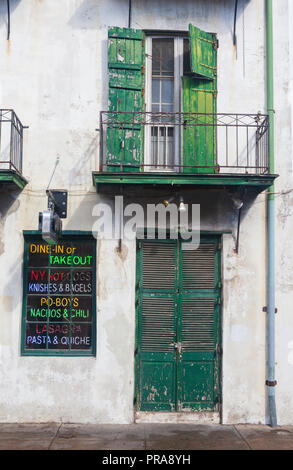 Ältere Gebäude im französischen Viertel, New Orleans, Louisiana, USA. Stockfoto