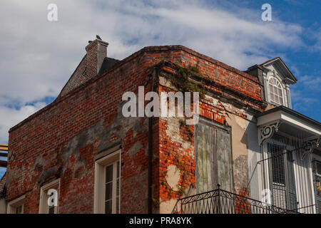 Ältere Gebäude im französischen Viertel, New Orleans, Louisiana, USA. Stockfoto