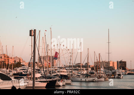 Schönen Himmel über dem Hafen von Barcelona Stockfoto