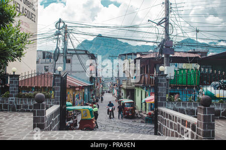 Täglich Szene von tuktuks, Straße Stände und Motorräder in der kleinen Reisegruppe Stadt San Pedro auf der Atitlán-See Stockfoto