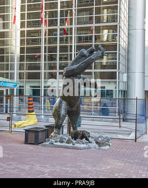 OTTAWA, Kanada - 5. Mai 2018: Grizzly Bär Statue von Bruce Garner in Ottawa, Ontario, Kanada Stockfoto