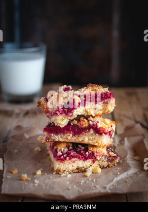 Close-up von Himbeere crumb Bars auf hölzernen Hintergrund Stockfoto