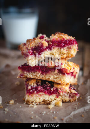 Close-up von Himbeere crumb Bars auf hölzernen Hintergrund Stockfoto