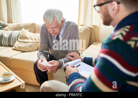 Deprimiert älterer Mann in der Therapie Stockfoto