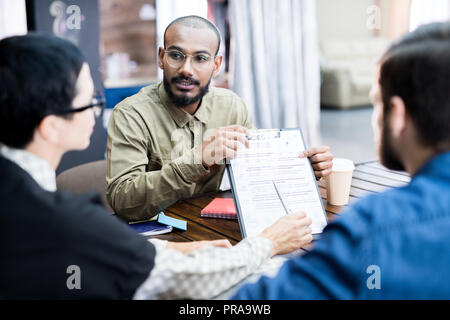 Business Team analysieren Strategien zur Konferenz Stockfoto