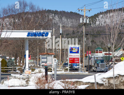 LAKE GEORGE, USA - 29. APRIL 2018: Sunoco Tankstelle an der Factory Outlets in Lake George, NY Stockfoto