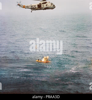 Ein Mitglied der Crew von Apollo 7 ist bis zu einer Erholung Hubschrauber von der USS Essex während Verwertungsverfahren gehisst. Die Apollo 7 Raumschiff spritzte auf 7:11 Uhr, Oktober 22, 1968, ca. 200 Seemeilen süd-südwestlich von Bermuda. Photo Credit: NASA Stockfoto
