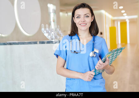 Ärztin Posing Stockfoto