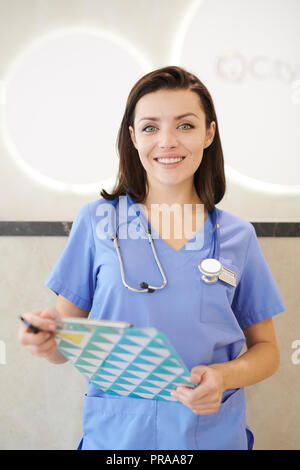 Ärztin posiert in Klinik Stockfoto