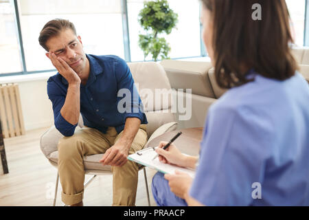 Reifen Mann an Zahnärzte Stockfoto