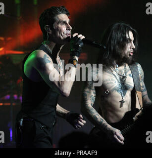 Perry Farrell (L) und Dave Navarro mit Jane's Addiction führt im Konzert im Fillmore in Miami Beach, FL am 18. Mai 2012. Stockfoto