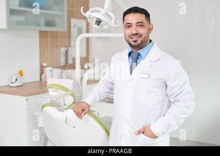 Des Nahen Ostens Zahnarzt posiert von Stuhl Stockfoto