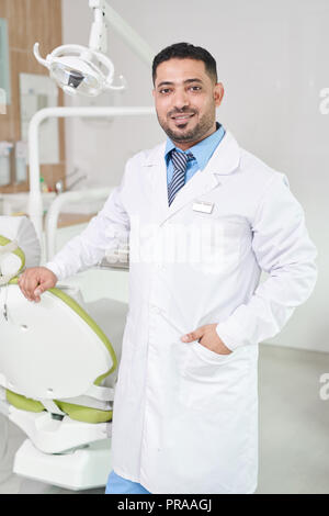 Fachkräfte des Mittleren Ostens Zahnarzt Posing Stockfoto