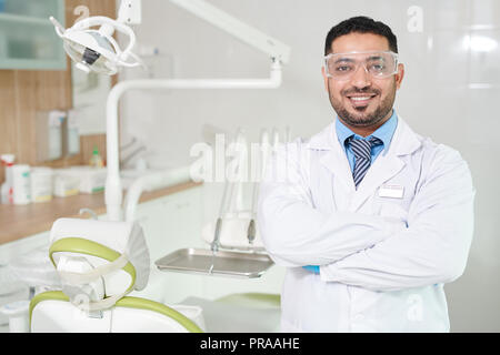 Zahnarzt posiert in Office Stockfoto