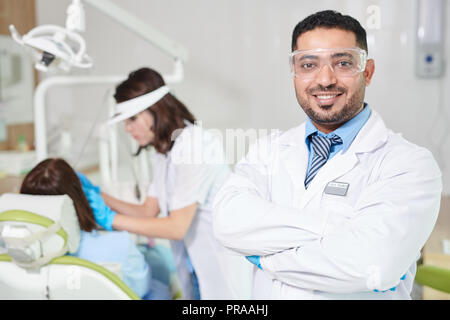 Des Nahen Ostens Zahnarzt posiert in Office Stockfoto