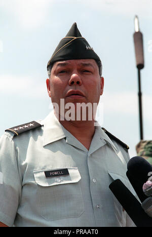 Gen. Colin Powell, Vorsitzender des Generalstabs, Adressen Mitglieder der 2nd Marine Division, wie sie sich vorbereiten, abzuweichen, bei der Operation Desert Shield zu beteiligen. Stockfoto