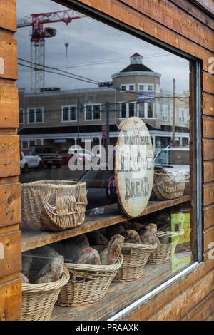 Reflexion in einem Erbe Bäckerei Fenster auf Moncton Straße in Steveston, British Columbia. Stockfoto