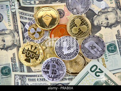 Bitcoin, Litecoin, Bindestrich, Monero und des Astraleums crypto Währung Münzen über amerikanische USD Dollar Stockfoto