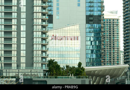 MIAMI, USA - 22. AUGUST 2018: Akerman Logo auf einem Gebäude in Miami. Akerman ist eine Anwaltskanzlei in Miami, FL basiert, die im Jahr 1920 gegründet wurde. Stockfoto