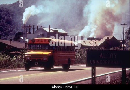 Ca. 1998-1999 - School Bus Fahren auf der Straße vor der Fabrik (ggf. Legierung, West Virginia) Stockfoto