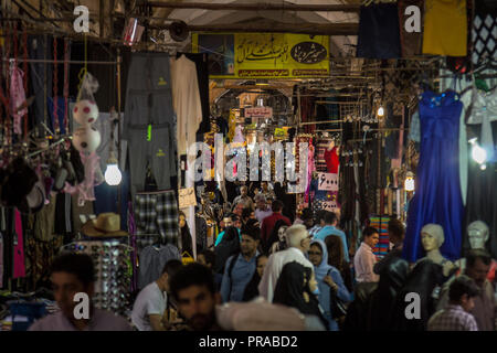 ISFAHAN, IRAN - 20. AUGUST 2018: Straße der Isfahan Bazar am Abend, voll und mit Menschen in der Markthalle. Symbol der Persi Stockfoto