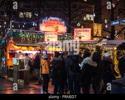 München, Deutschland - Dezember 17, 2017: Menge Datenerhebung, die auf der Vorderseite des steht der Münchner Weihnachtsmarkt (Christkindlmarkt). München Weihnachtsmarkt Stockfoto