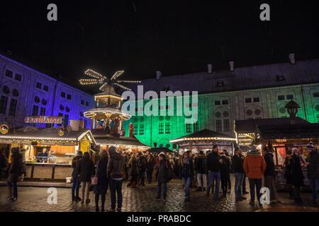 München, Deutschland - Dezember 17, 2017: Menge Datenerhebung, die auf der Vorderseite des steht der Münchner Weihnachtsmarkt (Christkindlmarkt). München Weihnachtsmarkt Stockfoto