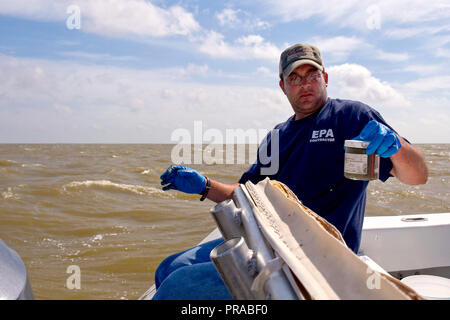 Ein EPA Auftragnehmer unter Sedimentproben im Golf von Mexiko während der Bereinigung der BP Oil Spill im Jahr 2010 Stockfoto