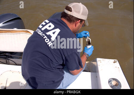 Ein EPA Auftragnehmer unter Sedimentproben im Golf von Mexiko während der Bereinigung der BP Oil Spill im Jahr 2010 Stockfoto