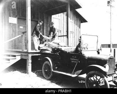 1918 oder 1919 - Bibliotheken - Alabama durch Iowa - Empfangen von Burleson Zeitschriften. Post Office Mitarbeiter laden Versand ist der Tag der Gabe Magazine auf die Bibliothek Truck. Camp Kearny, Linda Vista, Cal Stockfoto