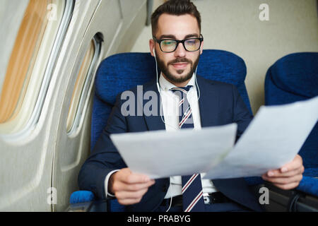Bärtige Geschäftsmann in der Ebene Stockfoto