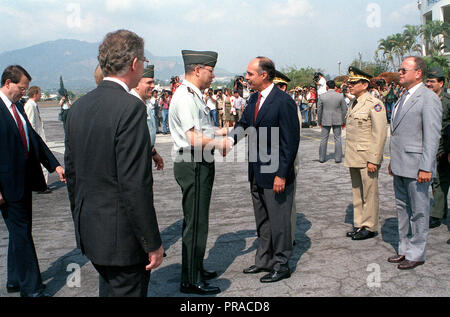 Präsident Alfredo Cristiana, Präsident von El Salvador, grüßt General Colin Powell, Vorsitzender des Generalstabs, auf Powells Ankunft für einen Staatsbesuch während der Übung Fuertes Caminos' 91. Stockfoto