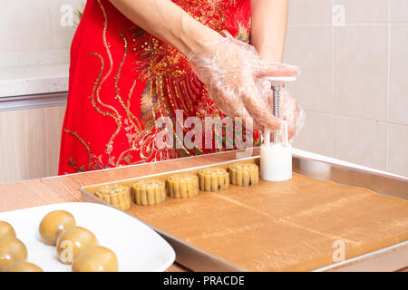 Asiatische chinesische Frau, Mond Kuchen in der Küche zu Hause. Stockfoto