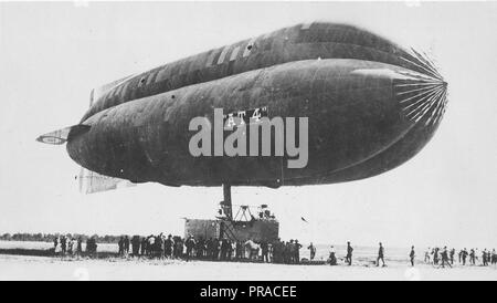 August 1918 - Der amerikanische Zukuenftiges irgendwo in Frankreich." Eine der amerikanischen Luftschiffe, bemannt von Amerikanern, die irgendwo in Frankreich." Stockfoto