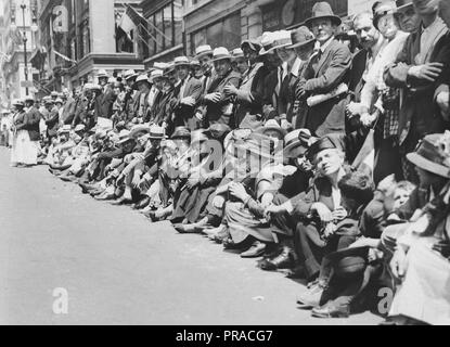 Tag der Unabhängigkeit, 1918 - 4. Juli Parade, 1918, NEW YORK, Größte am 4.Juli Parade in der Geschichte der Vereinigten Staaten gehalten auf der Fifth Avenue. Die erste Sitzreihe, die Bordsteine, sehnsüchtig von vielen Menschen, die Hell und früh kam das Monster am 4.Juli Parade auf der Fifth Avenue in New York City zu beobachten beschlagnahmt wurden. Stockfoto