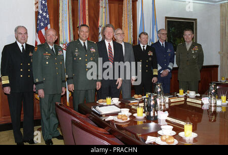 William Jefferson Clinton (Mitte, Links, dunkelblaue Jacke), Präsident der Vereinigten Staaten, posiert für ein Foto mit: U.S. Navy Adm. Frank B Kelso II (links), Leiter der Naval Operations; US-Armee General Gordon R. Sullivan; US-Generalstabschef, General Colin L Powell, Vorsitzende des Generalstabs, der Frau Abgeordneten Leslie' Les Aspin, US-Verteidigungsminister; US Air Force General Merrill' Anthony McPeak, US Air Force Stabschef; U.S. Navy Adm. David E. Jeremia, der stellvertretende Vorsitzende des Generalstabs und des US Marine Corps Gen. Carl E. Mundy, Jr., Kommandant des Marine Corps, Stockfoto