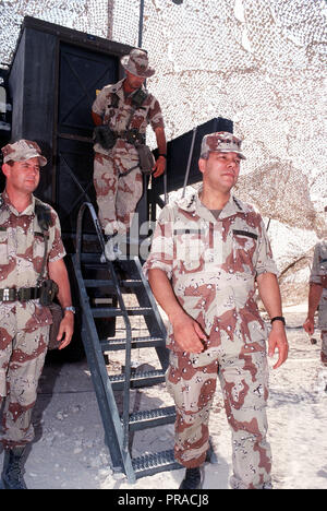 Colin Powell, Vorsitzender des Generalstabs, Touren militärische Einrichtungen während der Operation Desert Shield. Stockfoto